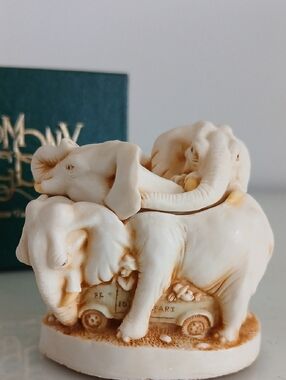 Harmony Kingdom ED'S SAFARI 1995 Treasure Jest Trinket Box Elephants Safari Jeep